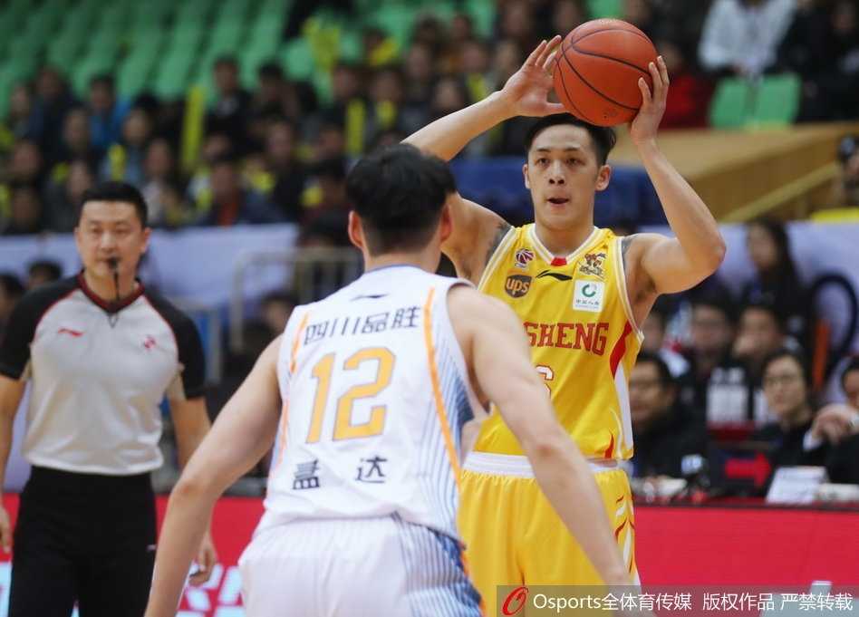 四川省体育馆内灯火通明，身穿白色球衣的四川队球员眼神坚定，准备在这场生死战中全力以赴，看台上球迷们挥舞着助威棒，期盼着主队能绝处逢生。