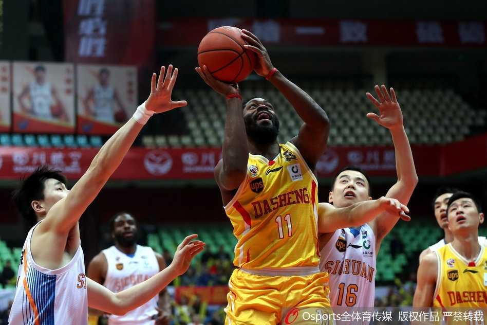 同曦队核心帕戈在比赛末节持球突破，他身形矫健如猎豹，眼神中透露出必胜的杀气，面对防守球员的封堵，他强行起跳，篮球在指尖轻盈飞出，准备上演绝地反击。