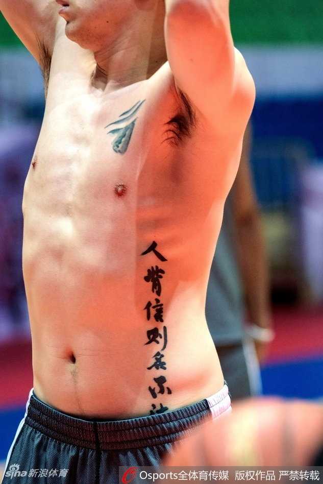 四川队外援富兰克林在训练中尝试高难度上篮，吴楠在一旁注视，两人手臂上的纹身东西合璧，共同勾勒出川军外援组合的独特风景线。