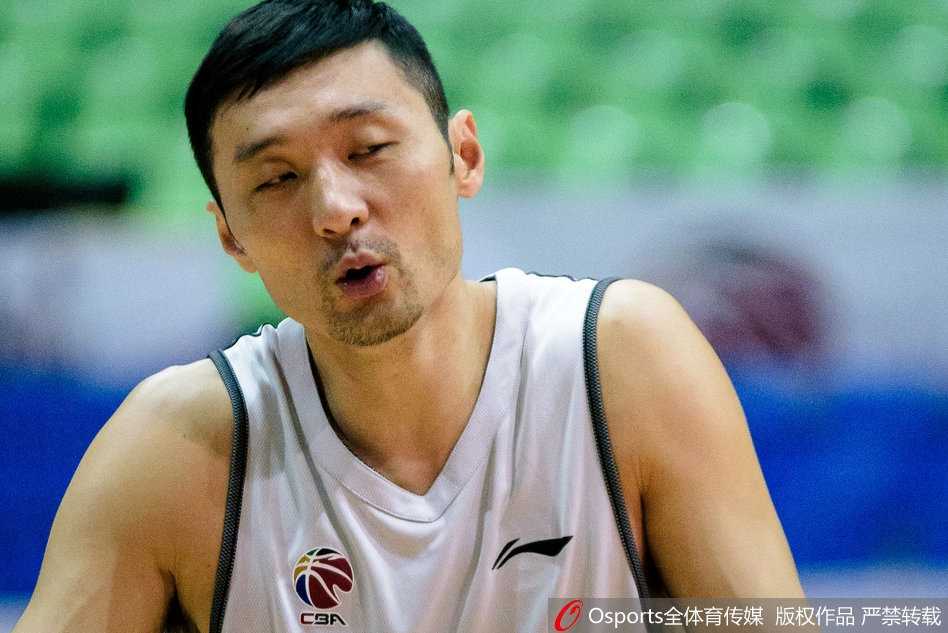 训练结束后，刘炜加练投篮，偌大的体育馆灯光渐暗，唯有他所在的半场灯火通明，篮球撞击地面的回响，仿佛是这位老将对胜利最深沉的渴望。