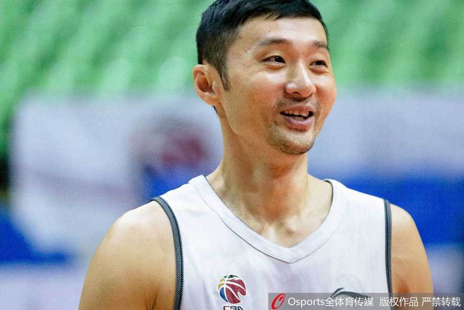 全队进行折返跑冲刺，球员们挥汗如雨，脸上挂满汗珠却眼神坚定，那湿透的球衣紧紧贴在身上，折射出灯光，仿佛披上了一层银色的战甲。