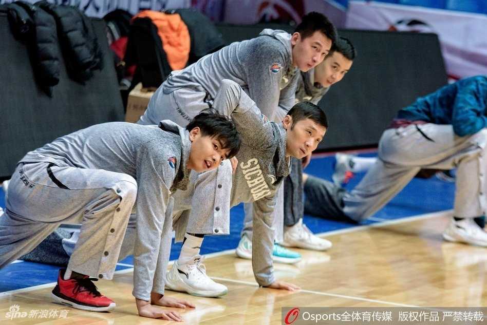 哈达迪在训练中轻松完成一次扣篮，落地后与队友击掌，场边的水杯静静记录着这位巨人的训练日常。