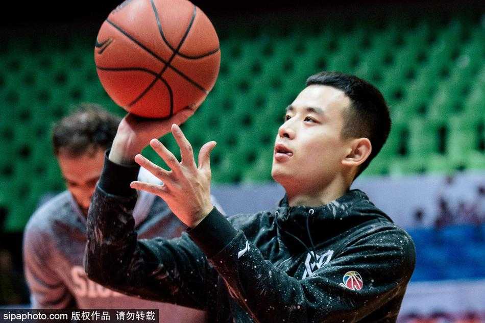 老将孟达在训练中舒展手臂完成跳投，皮球在空中划出完美弧线，这位神射手用依旧稳定的姿势诉说着‘家有一老，如有一宝’的球队底蕴。