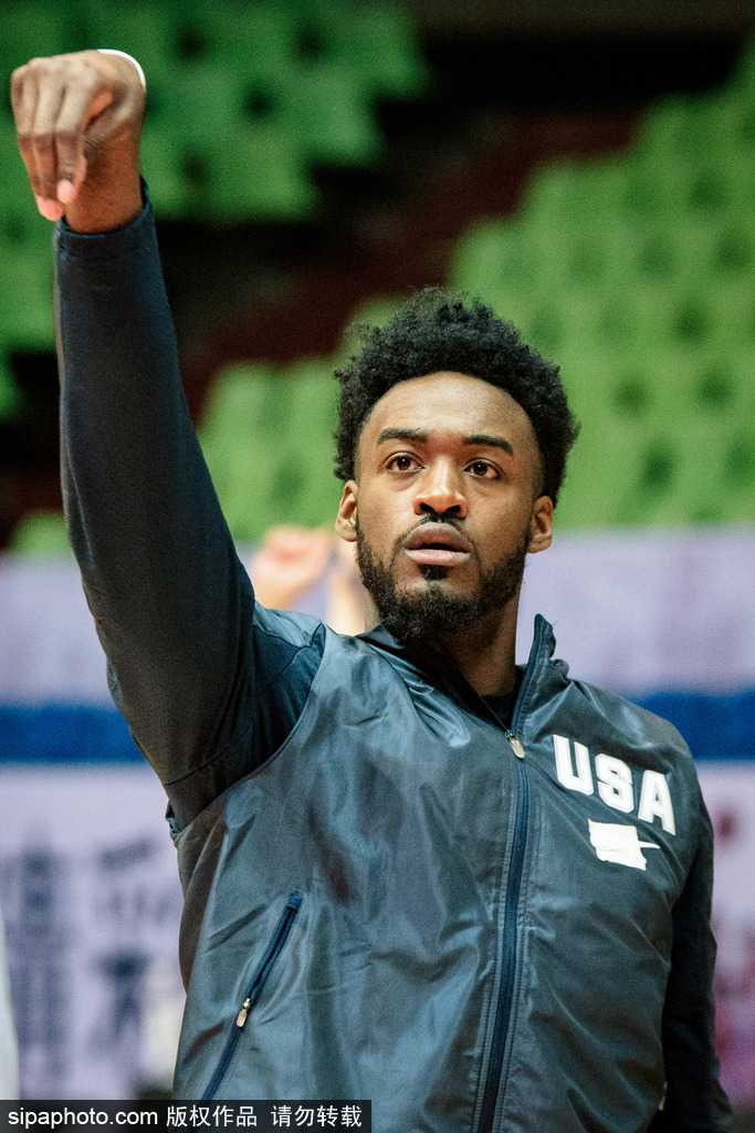 小将左朕年表情严肃地进行拉伸训练，紧绷的肌肉线条彰显着年轻的力量，他正蓄势待发，渴望在强敌面前证明自己，为球队注入新鲜活力。