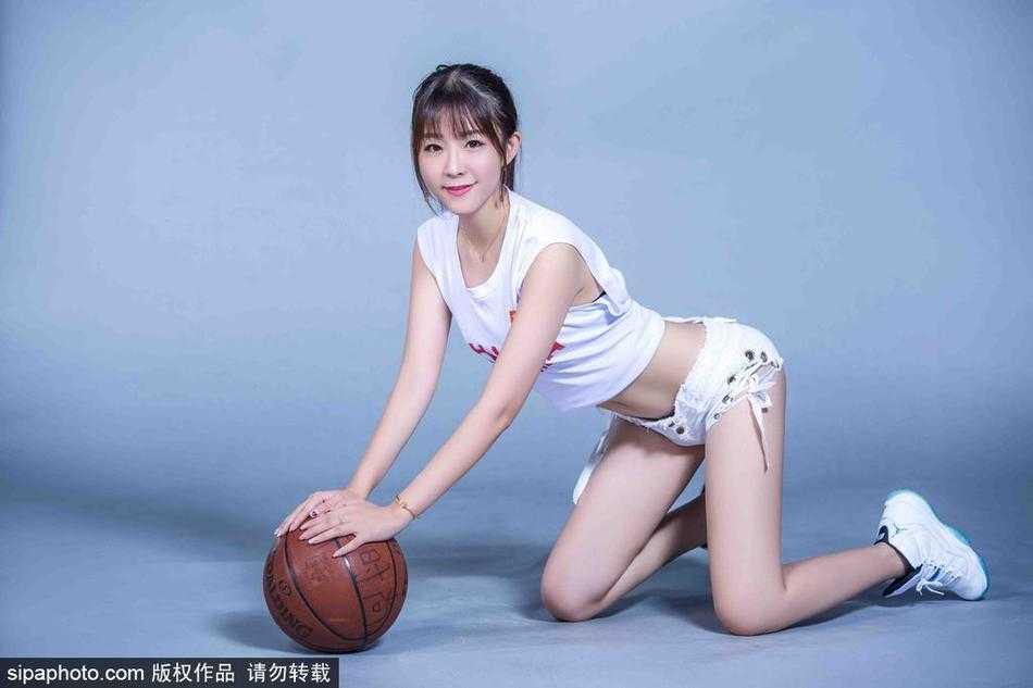 即使在候场区，篮球宝贝们的魅力也丝毫不减，一位队员手持闪亮的花球，专注地看着场上的队友，蜂腰美腿在休息的间隙依然保持着优雅的姿态，她们不仅是表演者，更是彼此最坚实的后盾