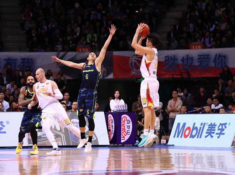 兰佩在篮下使出浑身解数，他以一个别扭的姿势强行出手，皮球刚好越过易建联的指尖，高难度的投篮动作让场边的解说员都惊呼不可思议