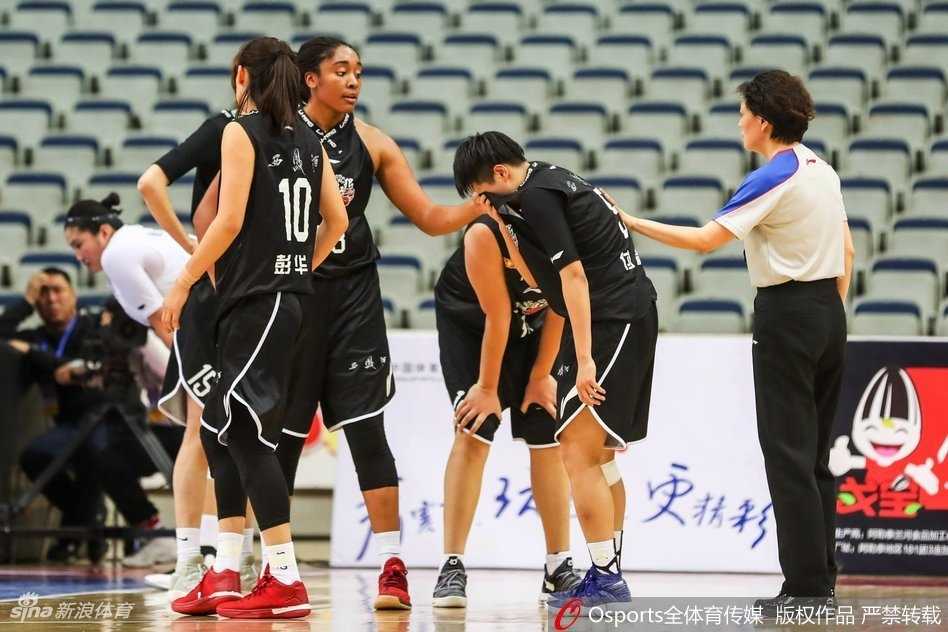 西北德比惊天逆转 陕西女篮客场破疆终取赛季首胜 比赛结束后,陕西女篮的球员们激动地拥抱在一起,庆祝这来之不易的队史首胜,脸上的笑容比任何时候都要灿烂。