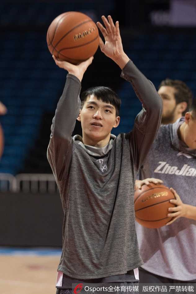 威姆斯在训练间隙独自加练运球，篮球在他手中仿佛有了生命，快速地穿梭于胯下和背后，娴熟的技巧令人叹服。