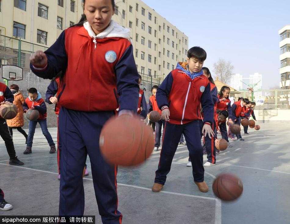 表演结束，孩子们整齐地抱着篮球，脸上洋溢着自豪与满足的笑容。这一刻，篮球操不仅锻炼了身体，更在他们心中种下了热爱运动的种子。