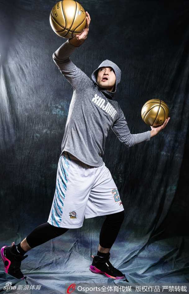 西热力江头戴黑色棒球帽，身穿宽松街头服饰，单手插兜低头沉思，流露出场下冷静而深邃的思考者形象