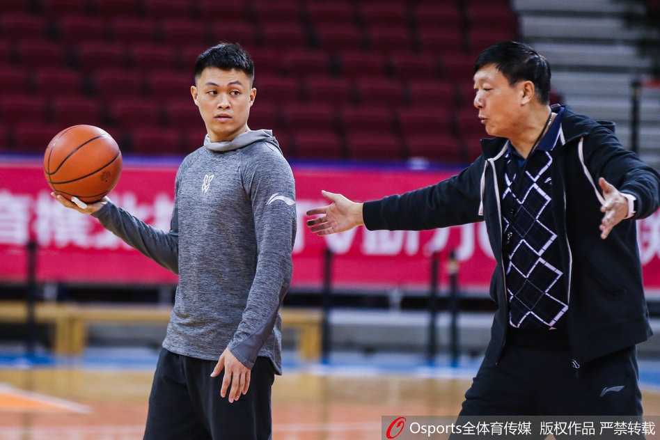 在空旷的新疆男篮训练馆中，西热力江双手叉腰，目光深邃地望向远方，仿佛在审视内心与对手的战场