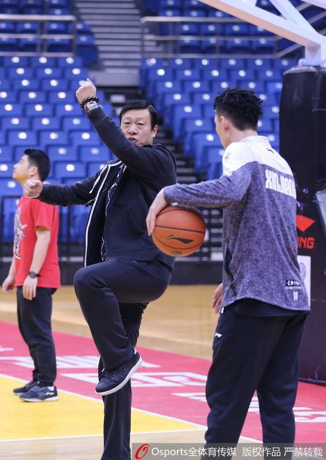 西热力江在训练后接受队医按摩，表情痛苦又带点搞怪，嘴里还在跟队友说着什么。