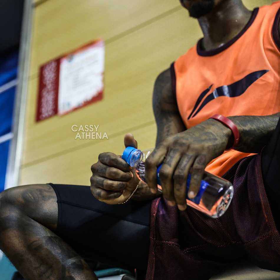 夕阳余晖下，詹宁斯坐在车里望向窗外，捕捉着他眼中的中国街景，霓虹灯与车流交织，一切都让他感到新鲜而着迷。