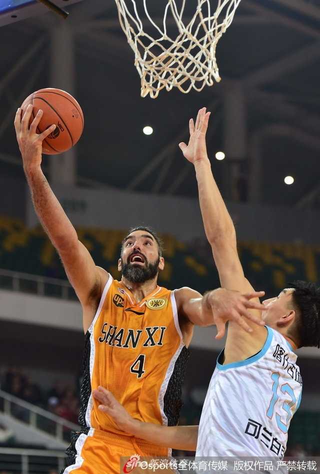 山西队国内球员邢志强本场发挥出色贡献16分，他在外线果敢出手命中三分，点燃了全场观众的激情。