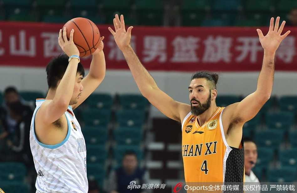 场边山西队的替补席一片欢腾，球员们挥舞着毛巾为队友的精彩表现喝彩，主场气氛热烈非凡。