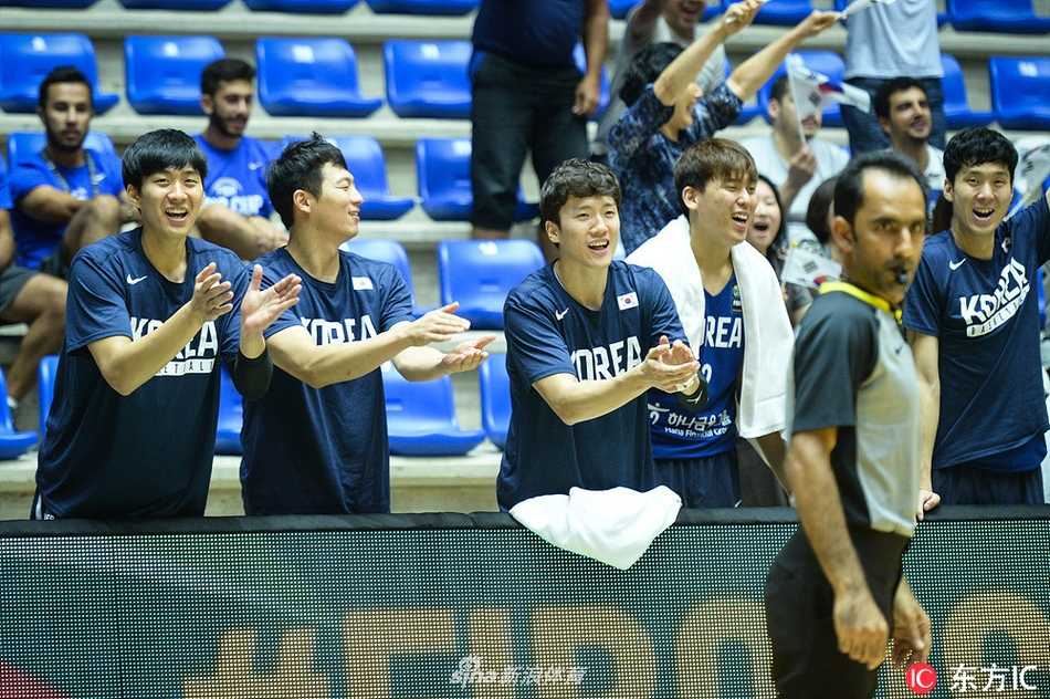 日本队归化球员伊拉-布朗在篮下强起攻筐，与韩国队的李钟贤发生激烈身体接触，肌肉碰撞的张力仿佛穿透了屏幕。