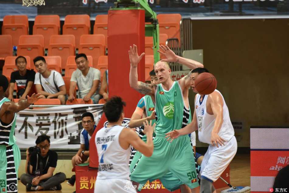 获胜后的贵州森航队员们在场上聚拢，相互击掌庆祝这场来之不易的主场胜利，背景是记分牌上108:93的最终比分。