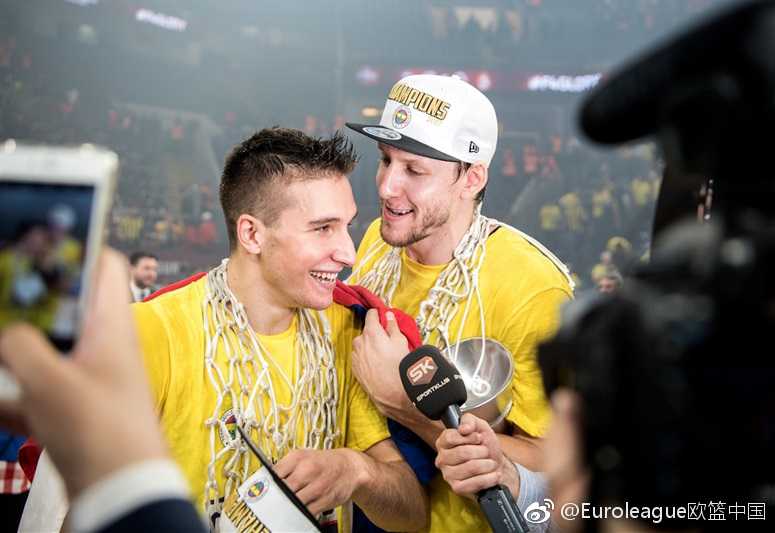 面对突如其来的‘袭击’，达托梅双手抱头，看着地上散落的发丝，脸上写满了哭笑不得的‘悲伤’，这戏剧性的一幕成了欧冠篮历史上的经典镜头。