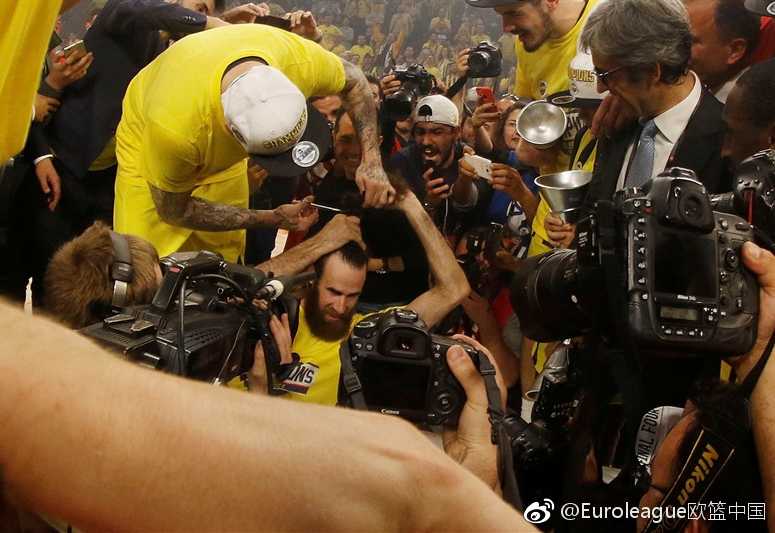 安蒂奇展示着手中的战利品，身后的达托梅虽然发型已经参差不齐，但脸上依然洋溢着夺冠的喜悦，他知道这是属于冠军的独特勋章。