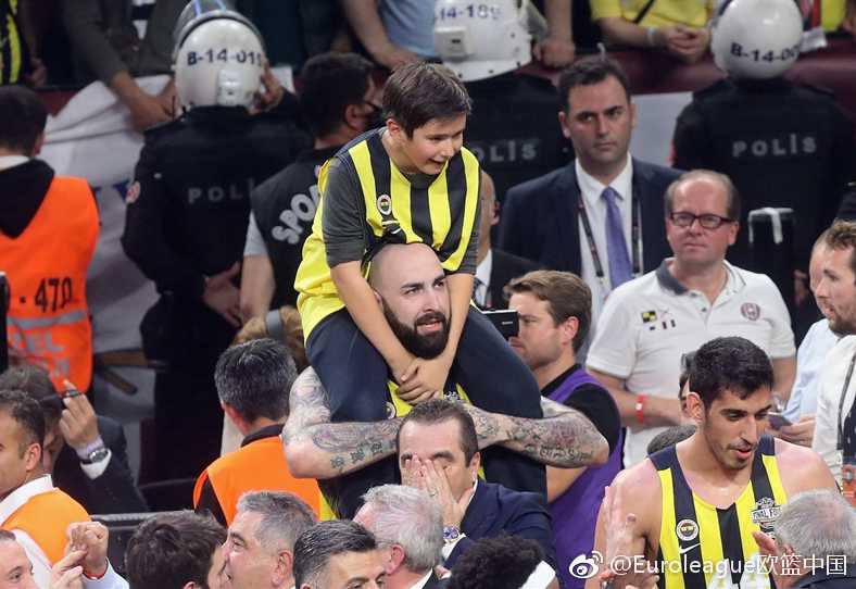 被剪掉头发后的达托梅与安蒂奇并肩而站，两人胸前挂着金灿灿的冠军奖牌，背景是欢呼的球迷，这一幕定格了友谊与荣耀的双重意义。