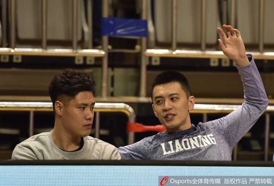 辽宁队暂停期间，贺天举站在队友身后神情关注地听取战术布置