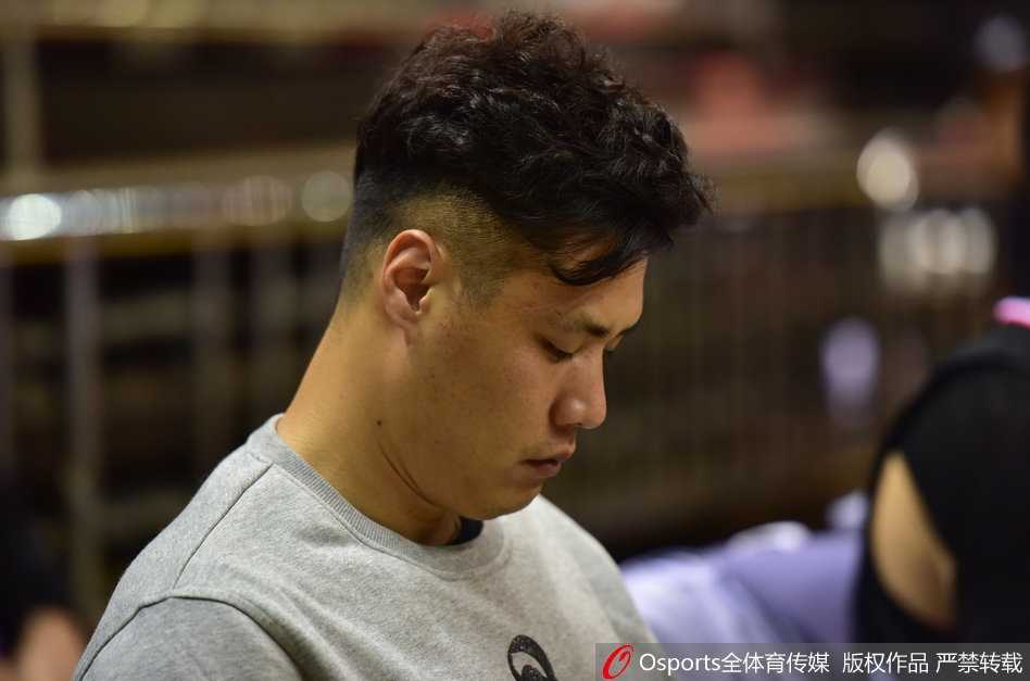 比赛行将结束大局已定，贺天举手搭毛巾露出开心的笑容