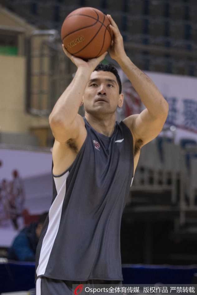 训练间隙，贺天举与队友交流，脸上露出了久违的轻松笑容。