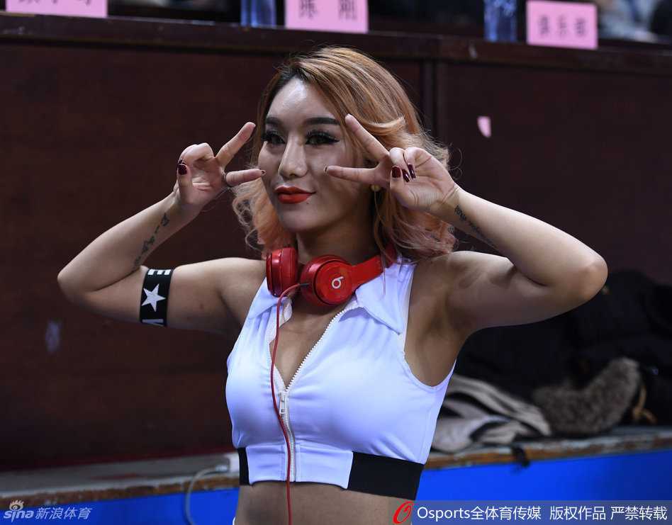 随着比赛节奏加快，她完全沉浸在音乐世界里，即使只是一个侧脸，也能感受到那份工作的卖力与专注。