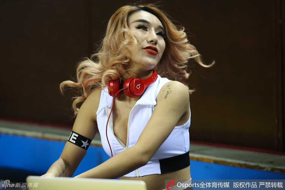 面对突如其来的镜头特写，她展露灿烂笑容，投入状态中带着一丝可爱的羞涩，成为赛场上的温暖瞬间。