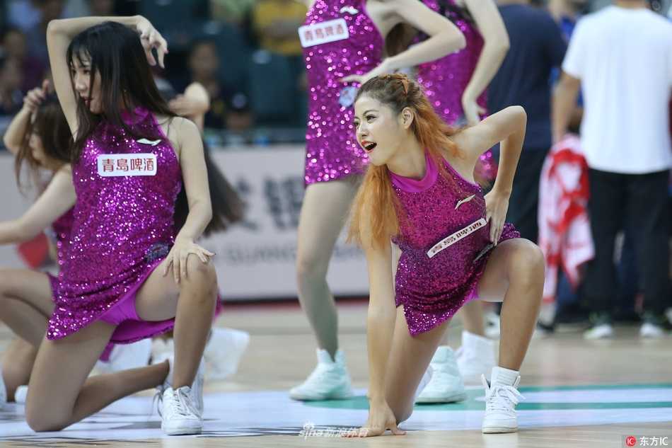 近距离特写下，啦啦队员的笑容明媚而富有感染力，手中挥舞的花球仿佛也沾染了这份快乐，在光影中划出绚丽的弧线。