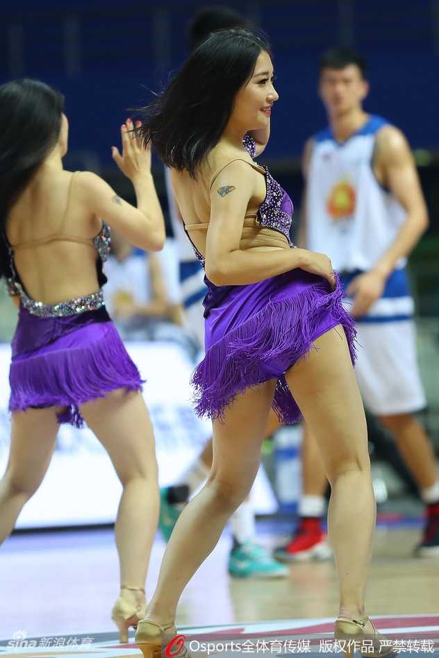 啦啦队员展示惊人柔韧性，轻松完成高难度掰腿动作，纤细身段与傲人身材在灯光下形成绝美线条。