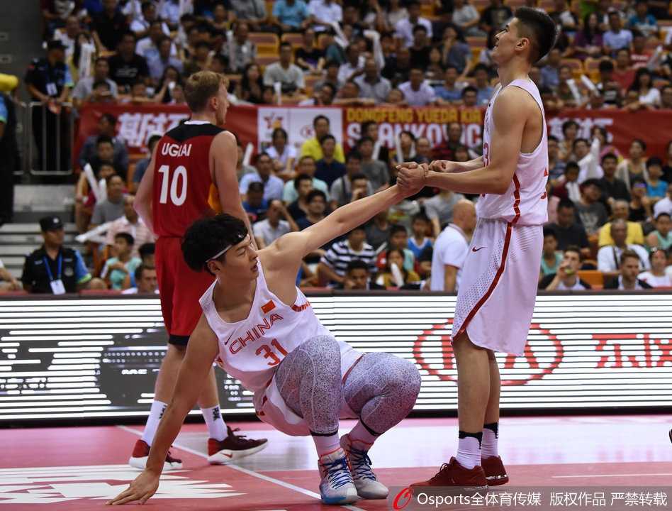 赵继伟在三分线外伸手比出战术手势，张嘴大声呼喊，指挥队友进行落位和挡拆。