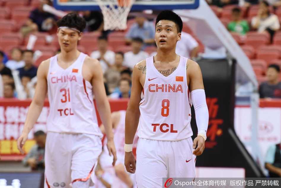 阿不都沙拉木伸手拉起倒在地上的王哲林，赵睿则在身旁蓄势待发，准备接球进攻。