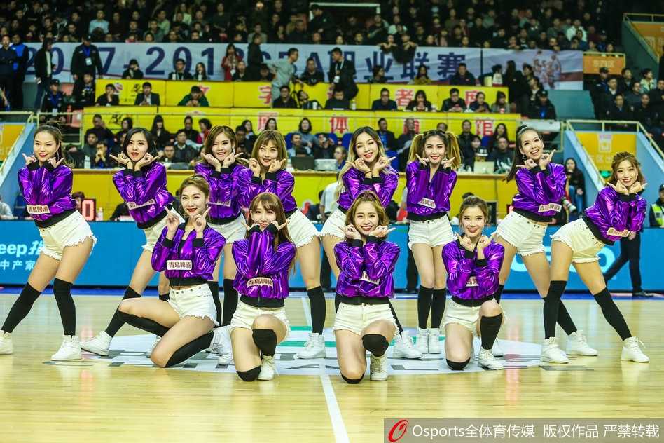 足球划过一道弧线直奔球门，守门员飞身扑救的身影与看台上沸腾的人浪，共同构成了这个决定胜负的紧张时刻。