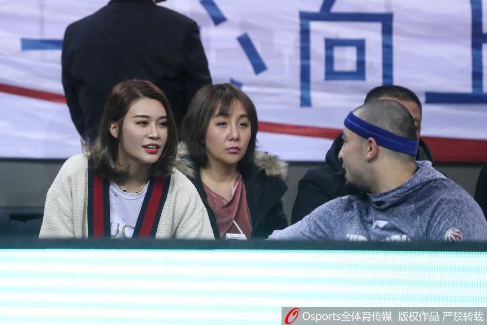 比赛中李根持球背身单打，肌肉线条分明，眼神坚毅，身后的北控防守球员面露难色，看台上的妻子似乎也屏住了呼吸。