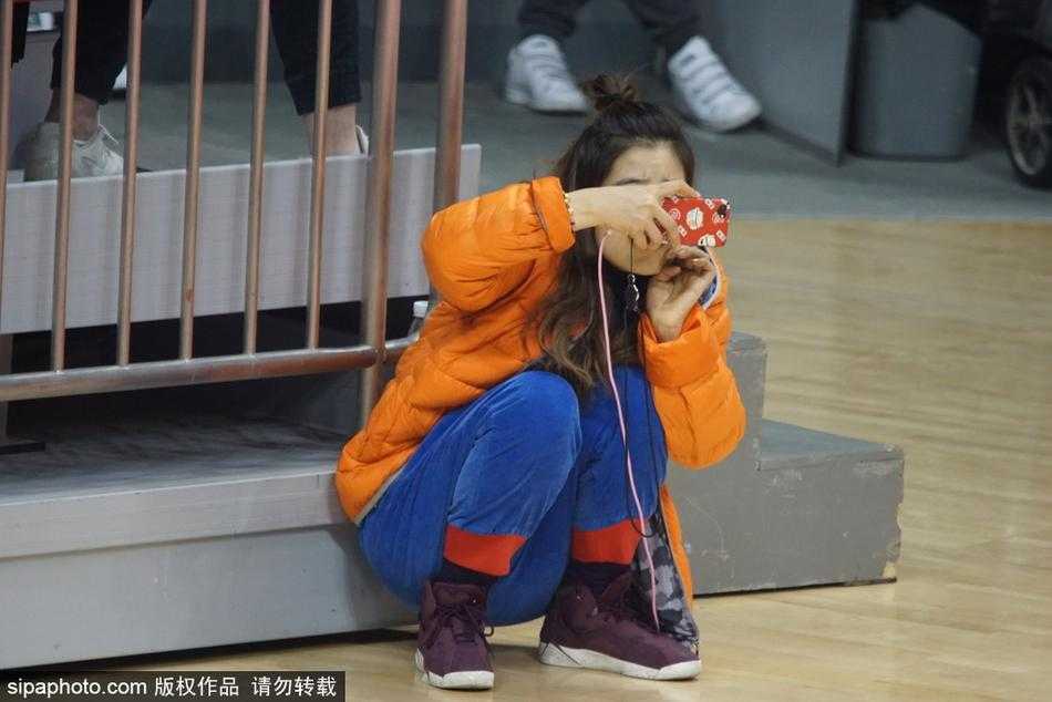 赛场边的别样风景线:记录WCBA的瞬间闪光 这位美女裁判正在场边与技术台进行沟通,她侧身倾听的专注神情,短发显得干练利落,在激烈的赛场背景下,展现出一种知性且专业的美感。