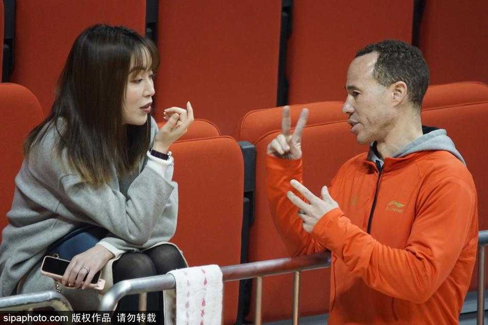 赛场边的别样风景线:记录WCBA的瞬间闪光 比赛进入暂停时间,美女裁判站在场边等待重新开球,她的背影与看台上密密麻麻的观众形成对比,红色的地板映衬着她的身姿,显得格外挺拔。