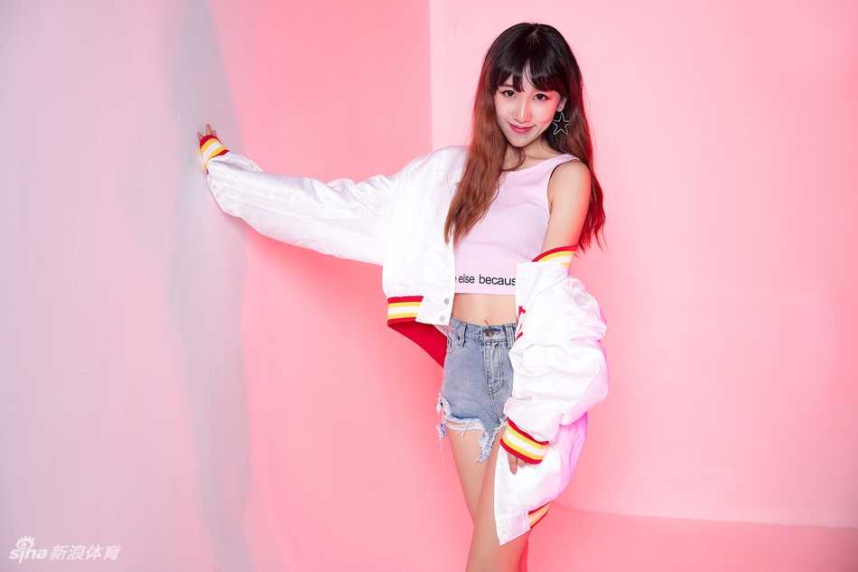 小娜在球场上尽情舞动，飘逸的马尾辫和灿烂的笑容，瞬间点燃了全场的热情