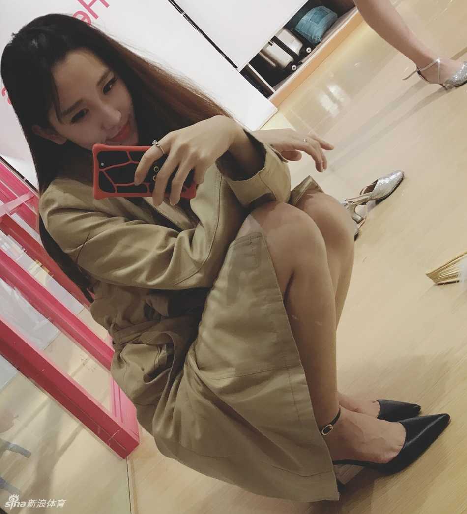 表演结束后的小娜，对着镜头露出治愈系的微笑，仿佛能扫去一切阴霾，让人感受到满满的元气