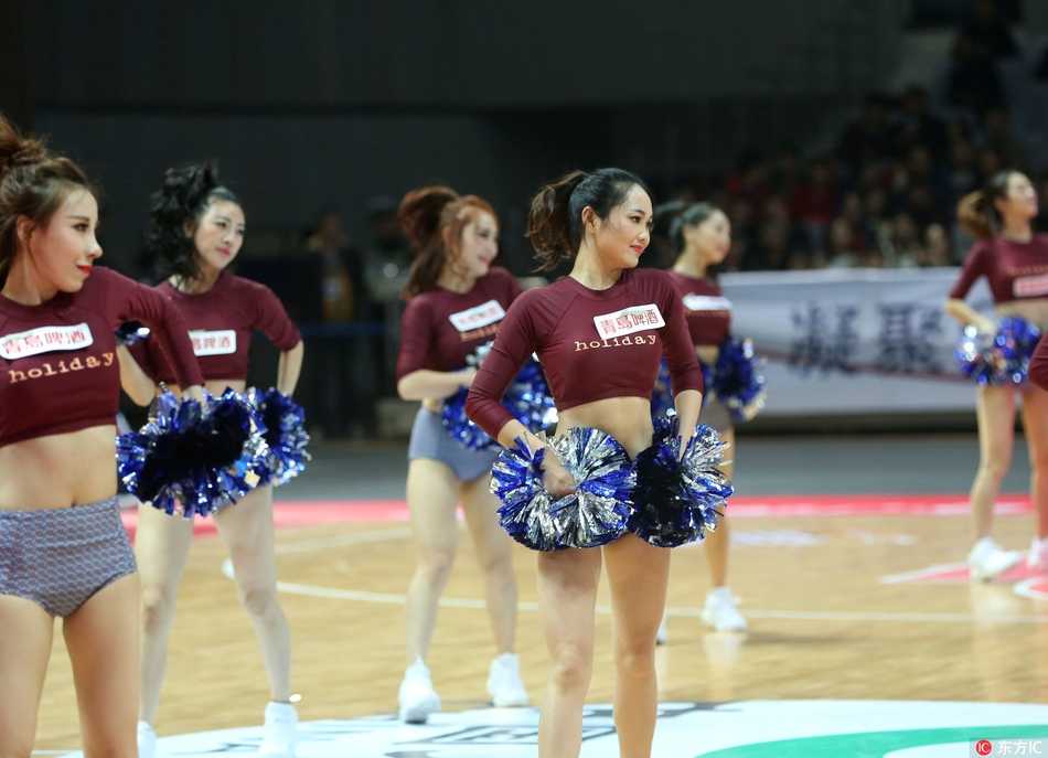 在赛场灯光的聚焦下，啦啦宝贝们变换队形，以极具感染力的笑容和专业的舞步，成为激烈比赛中最柔美的缓冲带