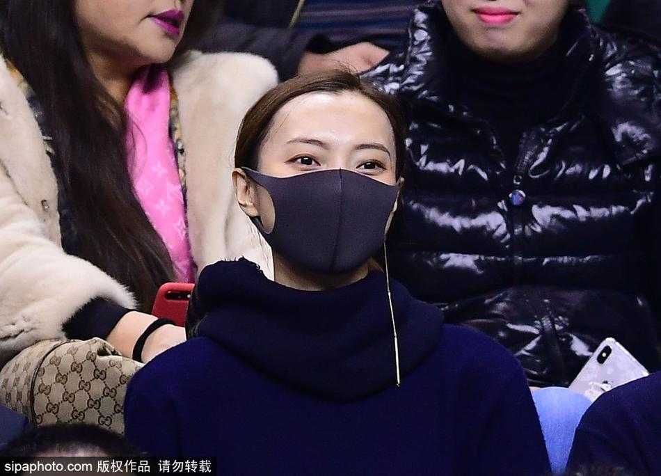 李晓旭在比赛中运球突破，眼神专注而坚定，仿佛整个球场都在他的掌控之中