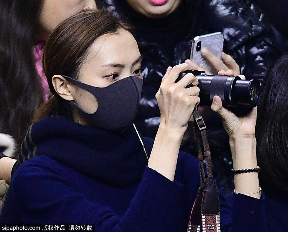 比赛结束后，李晓旭面带微笑，眼神中透着满足与幸福，场边的妻子刚刚为他拍下了整晚的英姿