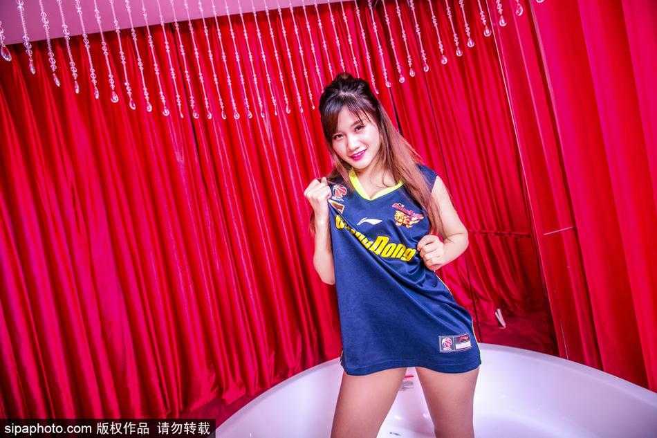 赛场边的璀璨星光:篮球宝贝的汗水、热爱与团队魂 镜头前的她身姿挺拔,修身的运动装勾勒出健康的曲线,眼神中充满了自信与活力,仿佛在说,赛场就是她们最好的舞台。