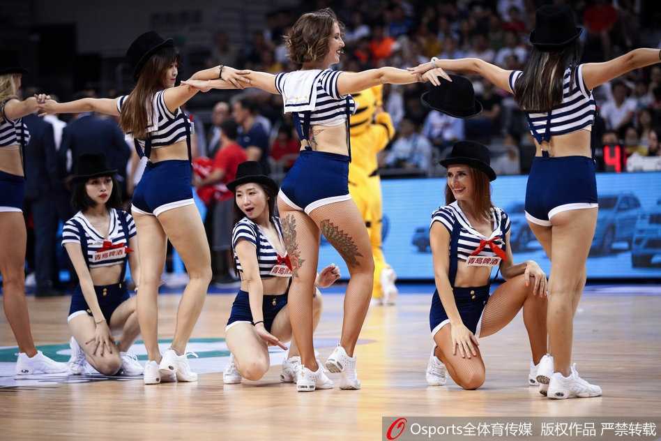 赛场边的秘密花园:探秘啦啦宝贝那抹不为人知的灵动印记 休息间隙,女孩随意撩起衣摆擦汗,腰间那处独特的纹身彻底展露无遗,汗水浸润下的图案显得格外醒目,记录着她此刻的拼搏与美丽。