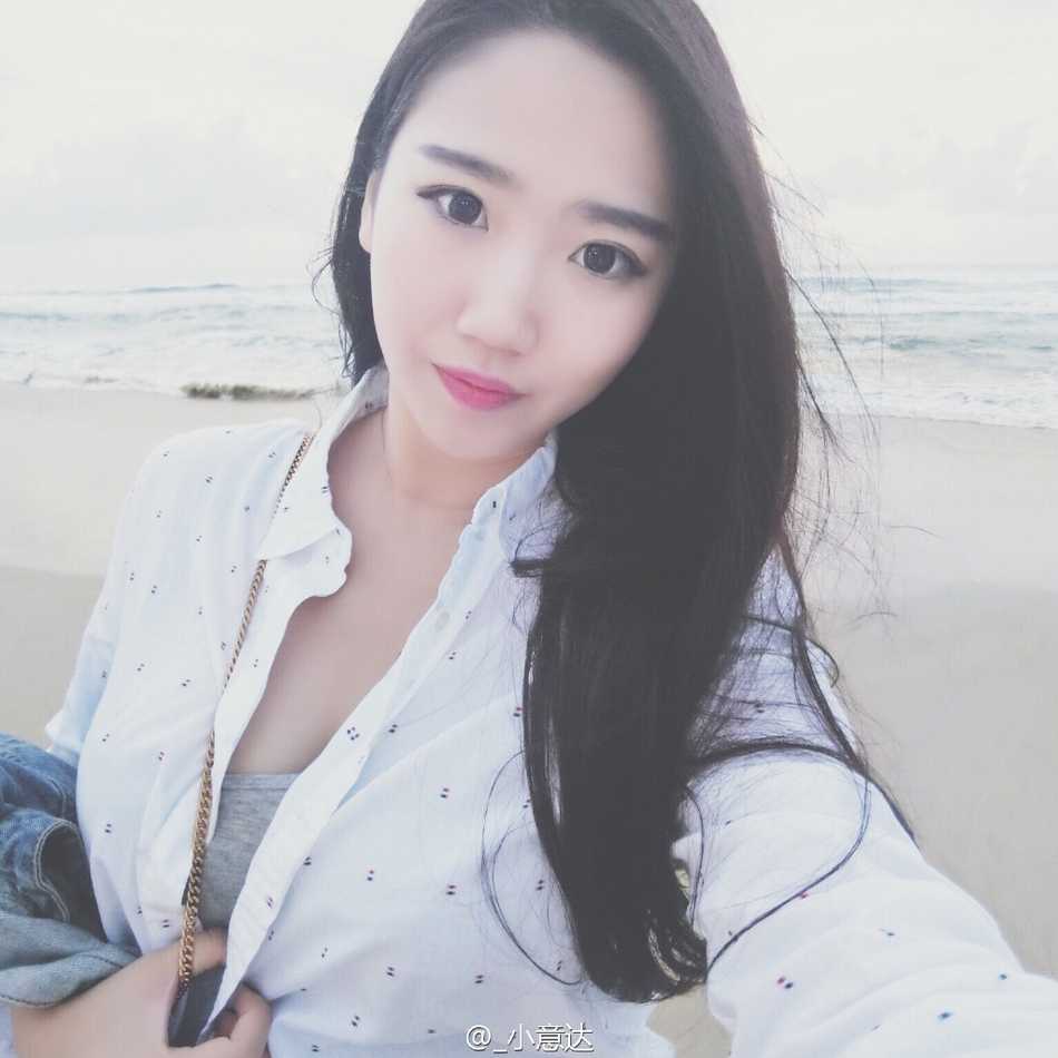 身材火辣的女友昔日与赵岩昊的甜蜜合照，照片中的她笑容甜美，紧靠在赵岩昊身旁，两人的幸福几乎要溢出屏幕。