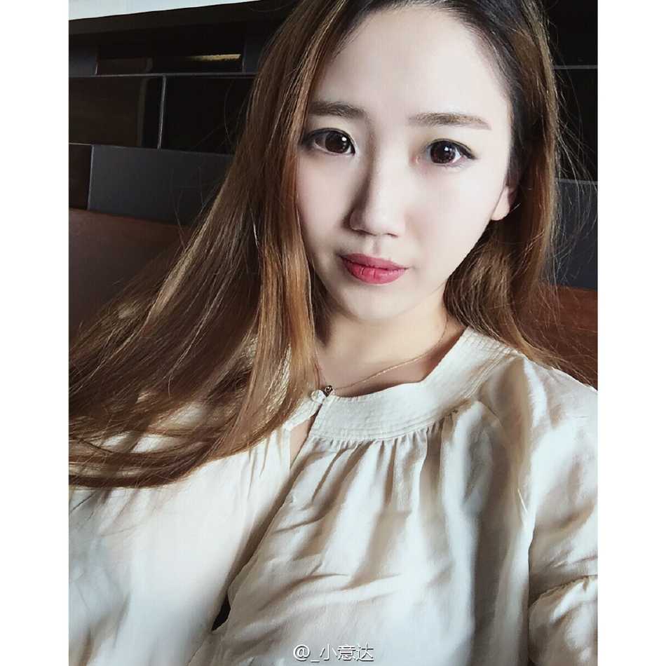 夕阳余晖下，赵岩昊搂着女友的肩膀，两人站在街角相视而笑，画面充满了电影质感般的浪漫与温馨。