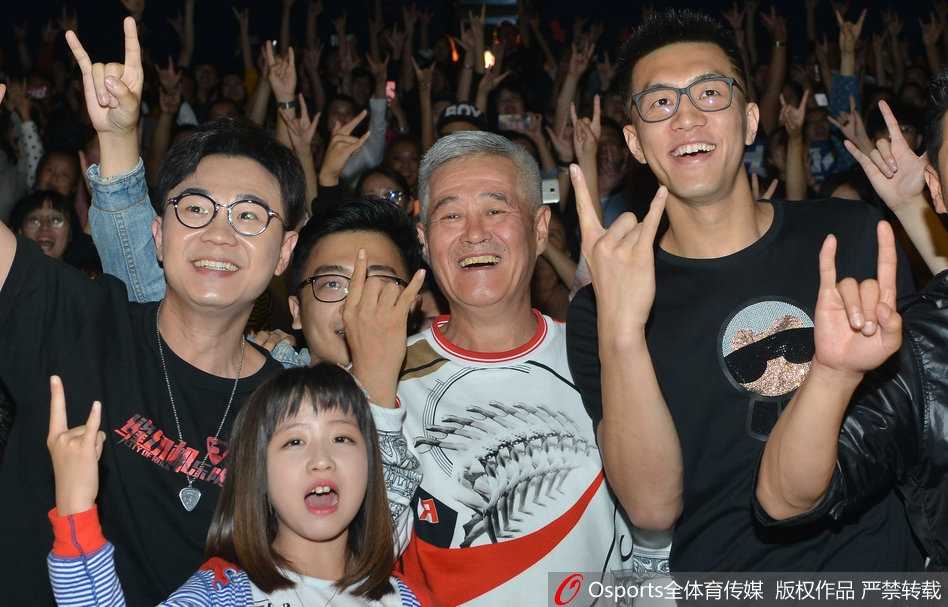 大鹏携恩师赵本山及好友郭艾伦、乔杉在沈阳首映礼现场同框合影，众人笑容满面，气氛融洽