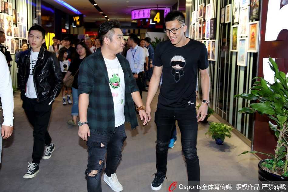 赵本山在郭艾伦的指导下学习摇滚手势，一老一少互动十分有趣，现场气氛热烈