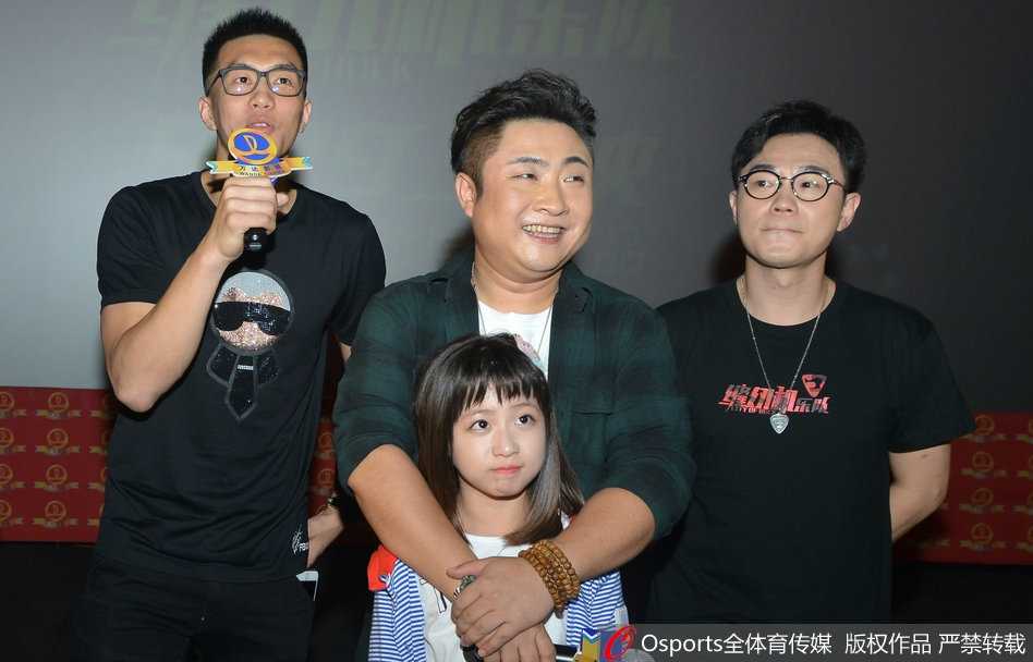 首映礼尾声全体嘉宾登台大合影，郭艾伦、赵本山、大鹏、乔杉、吴莫愁等所有人一起比出摇滚手势，场面壮观