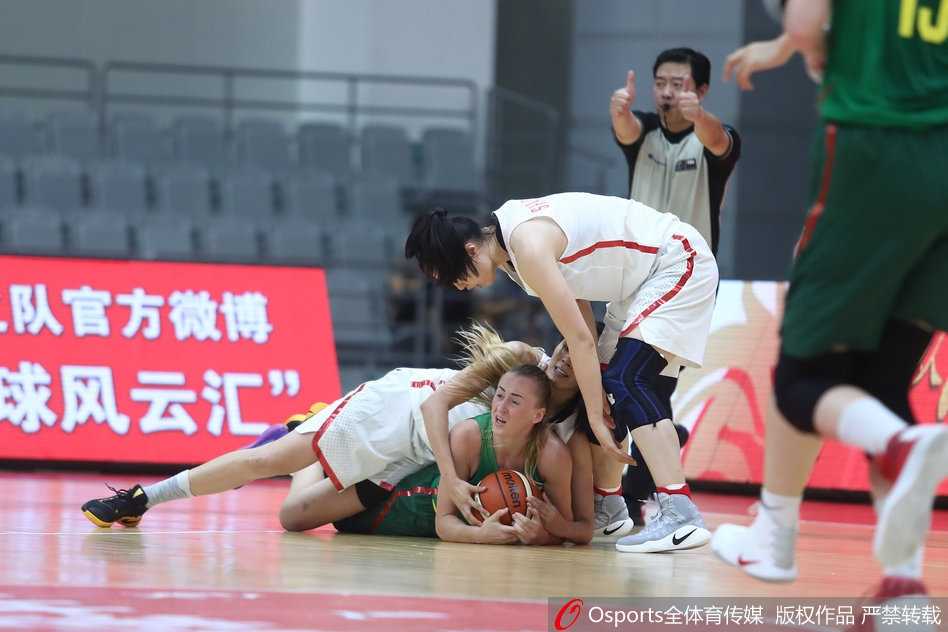 赵爽在场上全力回防，与对手在激烈的拼抢中纠缠在一起，互不相让。